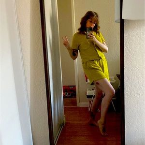 Everlane Key Lime Terry Cloth Shorts with Pockets! Size Large. Great condition